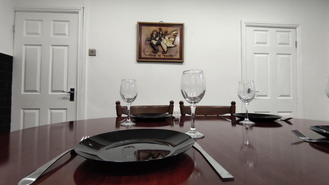 Lovely 2 Bedroom House Уорсли Экстерьер фото