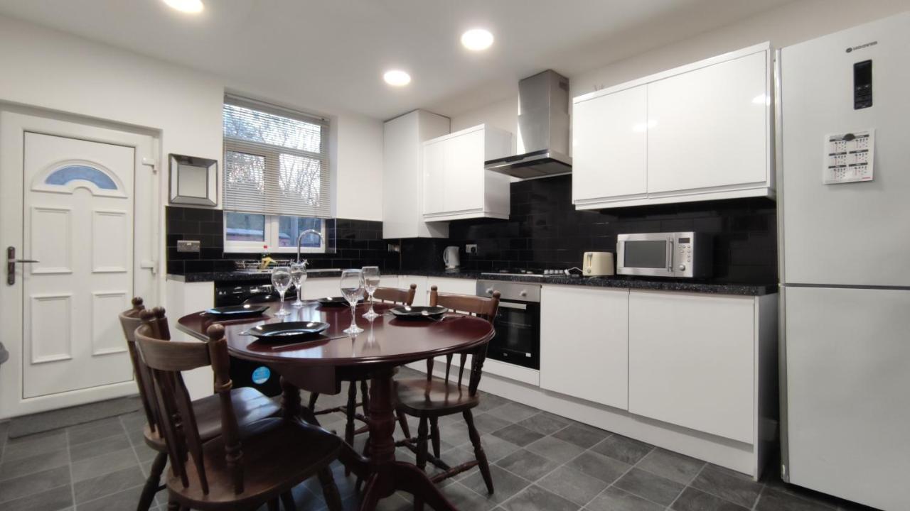 Lovely 2 Bedroom House Уорсли Экстерьер фото