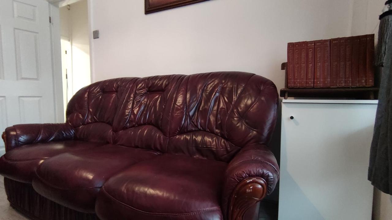 Lovely 2 Bedroom House Уорсли Экстерьер фото