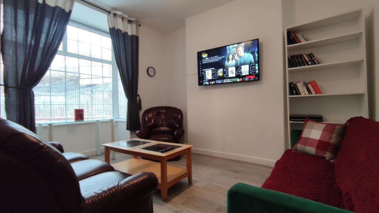 Lovely 2 Bedroom House Уорсли Экстерьер фото