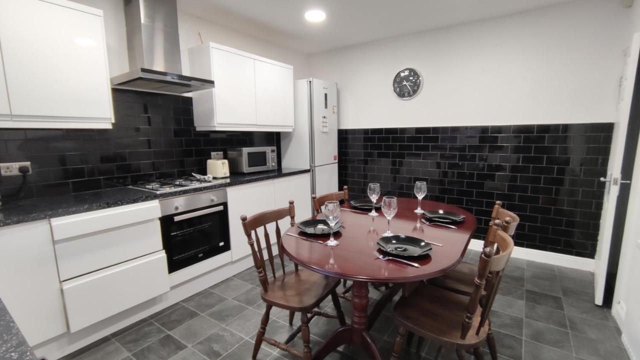 Lovely 2 Bedroom House Уорсли Экстерьер фото