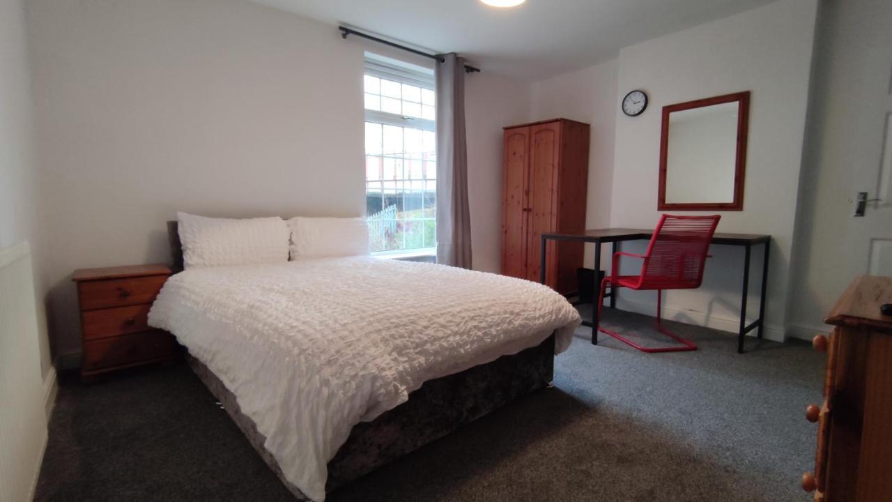 Lovely 2 Bedroom House Уорсли Экстерьер фото